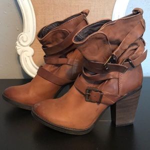 Steve Madden wen leather buckle boots.